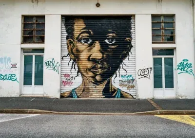 personne de couleur, noire ou à la peau mate, dessinée sur un volet roulant, toujours sur la rive doite de l'Adour