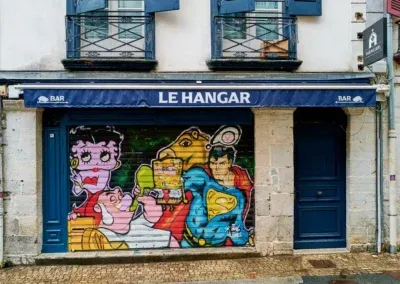 Volet roulant d'un bar du Petit Bayonne, dessin de différents personnages célèbres de bandes dessinées