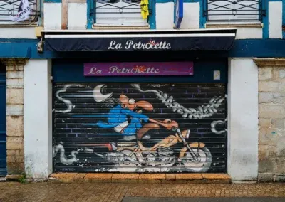 Volet roulant d'un commerce du Petit Bayonne, dessin en rapport