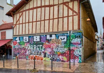 Le M.U.R (Modulable. Urbain. Réactif.) de Bayonne est un projet artistique qui propose à des artistes urbains d’investir ce mur, par une création originale de leur choix.