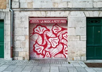 un volet roulant décoré avec de grandes fleurs rouges (basque) rue St Catherine, à Bayonne