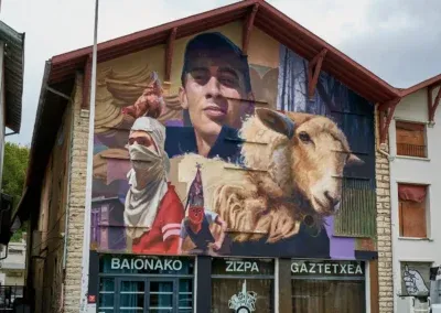 sur la rive droite de l'Adour, une fresque sur le pignon d'un bâtiment représentant un berger et une brebis (ainsi que d'autres personnages)