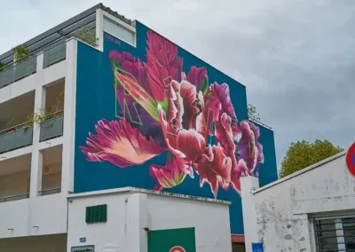 Very colorful Fresque with red flowers as well as the green word RENDER