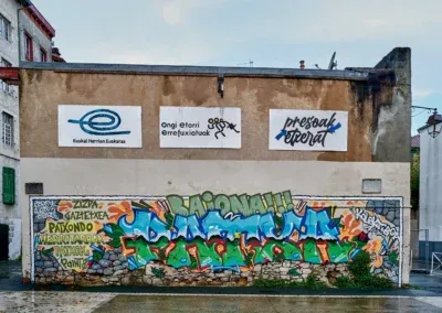 Fresque dessinée et rédigée en langue basque dans le Petit Bayonne