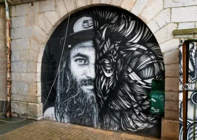 personnage barbu (et plus) dessiné en noir et blanc dans une rue donnant sur les quais de la Nive (petit Bayonne)