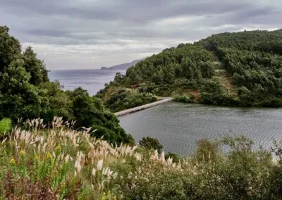 après la centrale électrique abandonnée, on découvre ce bassin de rétention d'eau