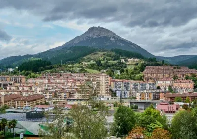 la ville de Mondragon, au Sud-Est de Bilbao : un haut lieu de présence de plus d'une centaine de coopératives ouvrières de production
