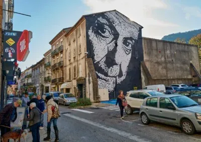 Street Art en Cévennes 9 Spécialiste du pochoir, Ted Nomad doit son blaze a des années de vie sur la route, où il a laissé des traces anonymes de ville en ville. Son univers est peuplé de portraits se voulant au plus près de l'humanité croisée au fil de ses rencontres.