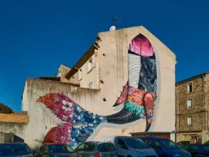 Artist living in the Gard, The insect says of his works: I want to do works that are not just beautiful. I'm trying to put animals at risk. This whale is its first gigantic work made in a record time of 3 days.