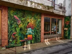 Issu du graffiti, Gébraël peint aujourd'hui des fresques inspirées d'une nature foisonnante, exubérante et néanmoins emplie de poésie. La présence d'une figure enfantine nous rappelle que cette nature est sans doute le fruit de rêveries intérieures.