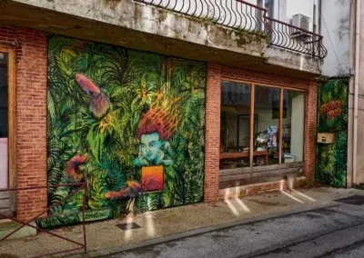 Street Art en Cévennes 8 Issu du graffiti, Gébraël peint aujourd'hui des fresques inspirées d'une nature foisonnante, exubérante et néanmoins emplie de poésie. La présence d'une figure enfantine nous rappelle que cette nature est sans doute le fruit de rêveries intérieures.