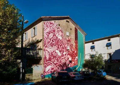 Street Art en Cévennes 11 Russ est un artiste basé à Lyon. Entre présence cosmique et dimension organique voire végétale, son travail ouvre une part d'interprétation libre à l’imagination. Dans ce vivant au sens large (de l'atome à l'échelle cosmique) l'humain prend une place centrale et nous questionne sur la relation que nous entretenons avec notre environnement et par extension avec nous mêmes.