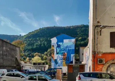 Street Art en Cévennes 10 Artiste Franco Américain vivant à Montpellier, Polar entretient avec la Nature un rapport de proximité : elle diffuse des ondes d'une rondeur parfaite, des nappes visuelles au psychédélisme contemporain. Les lettres réalisées par le Collectif Lettres Capitales, ancrent définitivement cette œuvre dans un Sud idéalisé.
