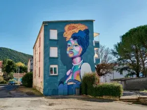 As a young migrant, Bella became passionate about the drawing he discovered when he arrived in France in 2017. This first large wall pays tribute to his mother who remained in the country.