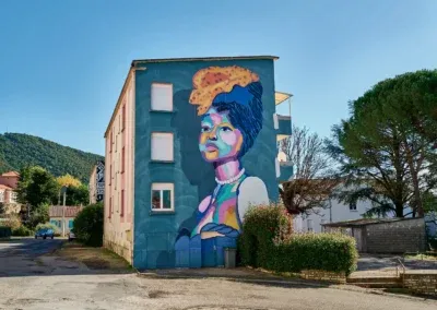 Street Art en Cévennes 3 Jeune migrant, Bella s'est passionné pour le dessin qu'il découvre à son arrivée en France en 2017. Ce premier grand mural rend hommage à sa mère restée au pays.