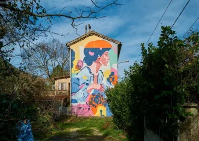 Street Art en Cévennes 4 Originaire des Cévennes et ayant passer toute son enfance et adolescence à Bessèges, Zeklo s'est souvenu de motifs de fleurs de pommes de terre que l'on retrouvent sur de vieilles assiettes cévenoles, pour en faire la publicité ! Ce sont ces fleurs que l'on retrouve derrière ce portrait de femme, spécialité de l'artiste.