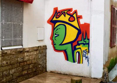 au cœur du Petit Bayonne, une femme peinte en 4 couleurs sur un pan de mur blanc