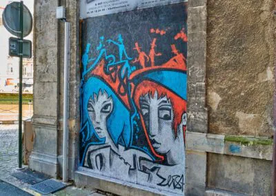 Dans le quartier du petit Bayonne, sur les quais de la Nive, un panneau d'occultation. Un homme et une femme, les personnages fétiches d'EXIST