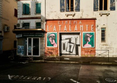 Ancienne devanture du cinéma arts et essais de Bayonne, avec de part et d'autre de l'entrée, comme deux affiches des personnages emblématiques d'EXIST