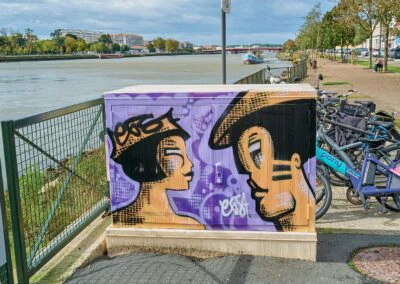 au bord de l'Adour, un graff peint sur un coffret technique Telecom : un homme et une femme