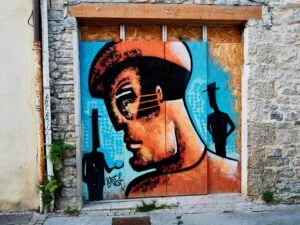 Panneau de fermeture d'un garage : avec 3 personnages, peints. avec le personnage fétiche d'EXIST