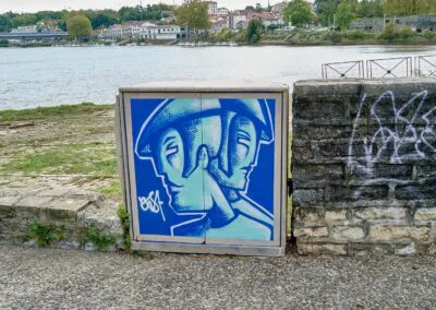 au bord de l'Adour, 2 hommes peints dans les tons de bleu sur un coffret Telecom