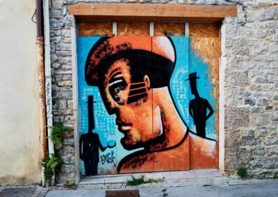 Panneau de fermeture d'un garage : avec 3 personnages, peints. avec le personnage fétiche d'EXIST