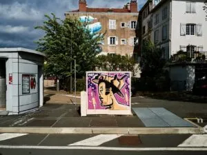 Personnage emblématique (Exist) peint sur un grand coffret Telecom, installé sur un trottoir de la ville : quartier St Esprit