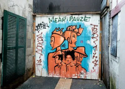 au fond d'une cour étroite, entre deux bâtiments, 5 personnages fétiches, déclinés en 3 couleurs, d'EXIST