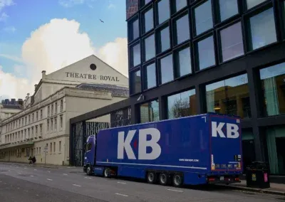 Ici un gros semi-remoarque est stationné devant le Theatre Royal
