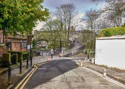au bout de Renfrew Street une passerelle piéton enjambe l'autoroute M 8