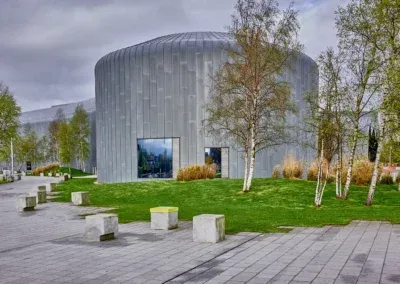 Tour ronde et basse d'un coté du Riverside Museum, recouvert de feuilles de Zinc
