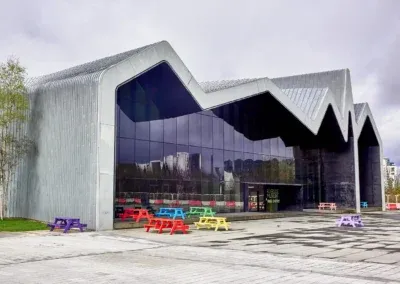 Une autre vue de l'entrée du Riverside Museum
