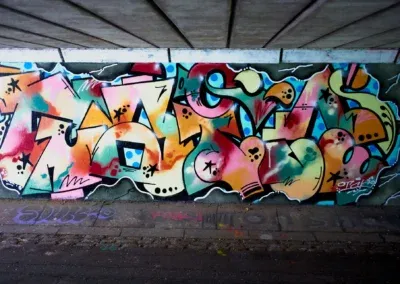 Fresque peinte sous un pont vers le Riverside Museum