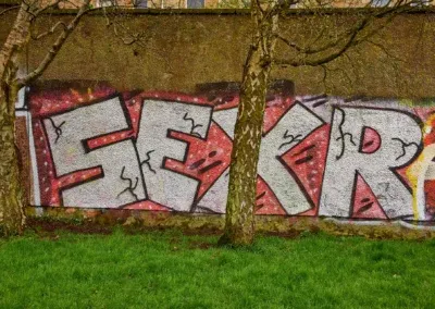 Un mur avec un mot évocateur sur toute sa hauteur , vers la station de métro Kelvinbridge