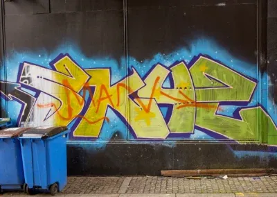 Graffiti dans un passage entre deux ruelles au plein centre ville de Glasgow