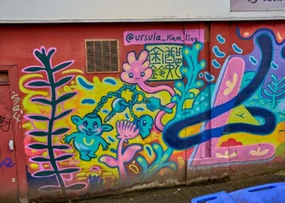 Un autre dessin mural d'Ursula Kam-Ling proche du West End , au bout de Berkeley Street