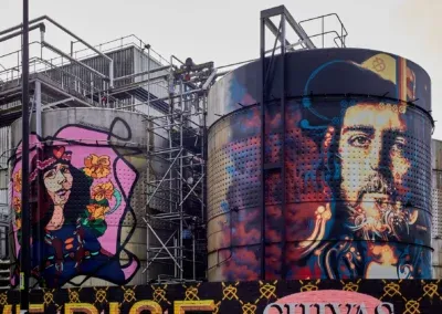 Fresque géante sur les installation d'une usine industrielle , au bord de la Clyde River en face du Glasgow Green, coté quartier The Gorbals