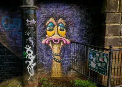 un dessin peint d'une autruche (l'oiseau) fortement stylisée au bord de la Clyde River vers la station de métro Kelvinbridge