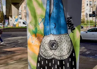 Dessin d'un Oiseau Stylisé peint sur le pied d'une passerelle piétonne, centre ville de Glasgow