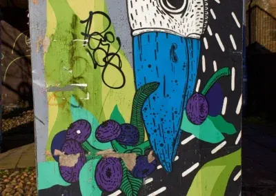 Oiseau stylisé sur le pied d'une passerelle piéton (centre ville Glasgow)