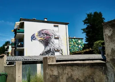 Street Art en Cévennes 20 Vue de loin : fresque de L'Aigle , résidence Lalle : artiste K.YOÔ