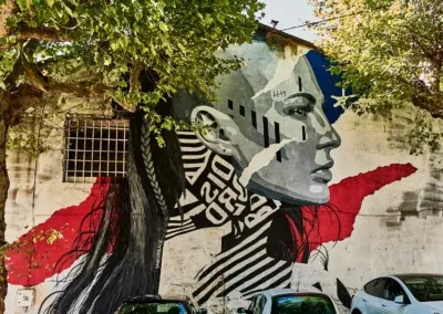 Street Art en Cévennes 17 Peinture Urbaine : Une Marianne Moderne, Place de la Mairie à Bessèges, artiste : Sancko Black