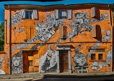 Street Art en Cévennes 2 Une Bande Dessinée sur les murs d'une maison de Ville, rue Victor Hugo, artiste : TITO & MULK