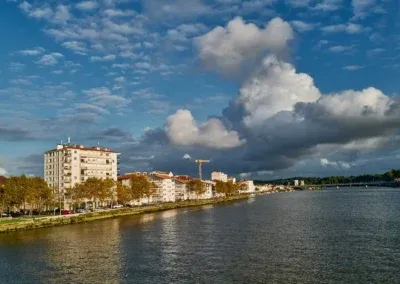 à coté d'énormes nuages en formation au dessus de l'Adour, des bâtiments d'habitation sur la rive droite