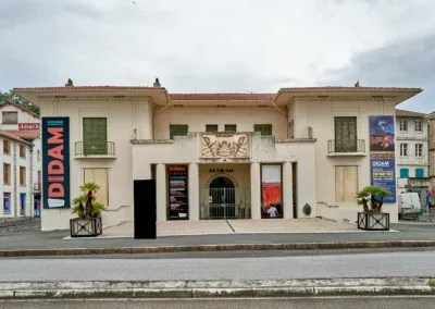 l'espace d'art contemporain de la ville de Bayonne, quai de Lesseps, rive droite de l'Adour