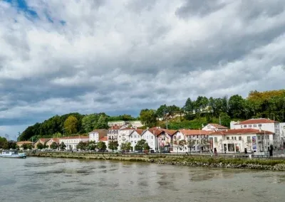 des bâtiments commerciaux et d'habitation le long de l'Adour