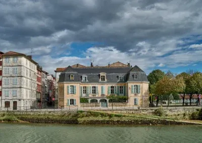 a somewhat special building on the right bank of the Nive, in the Petit Bayonne district