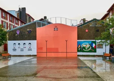 a wall (Fronton) and its plateau to play the Basque pelota (neighborhood of the little Bayonne)
